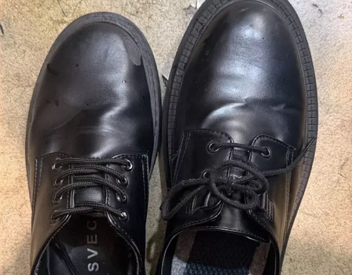 日本网友议论“穿错鞋子的人”,参加完活动发现自己的鞋子只剩下一只!最后整个网络仿佛都在关注这两双“迷路的鞋子”! - 奇趣星球报 - 奇趣星球报