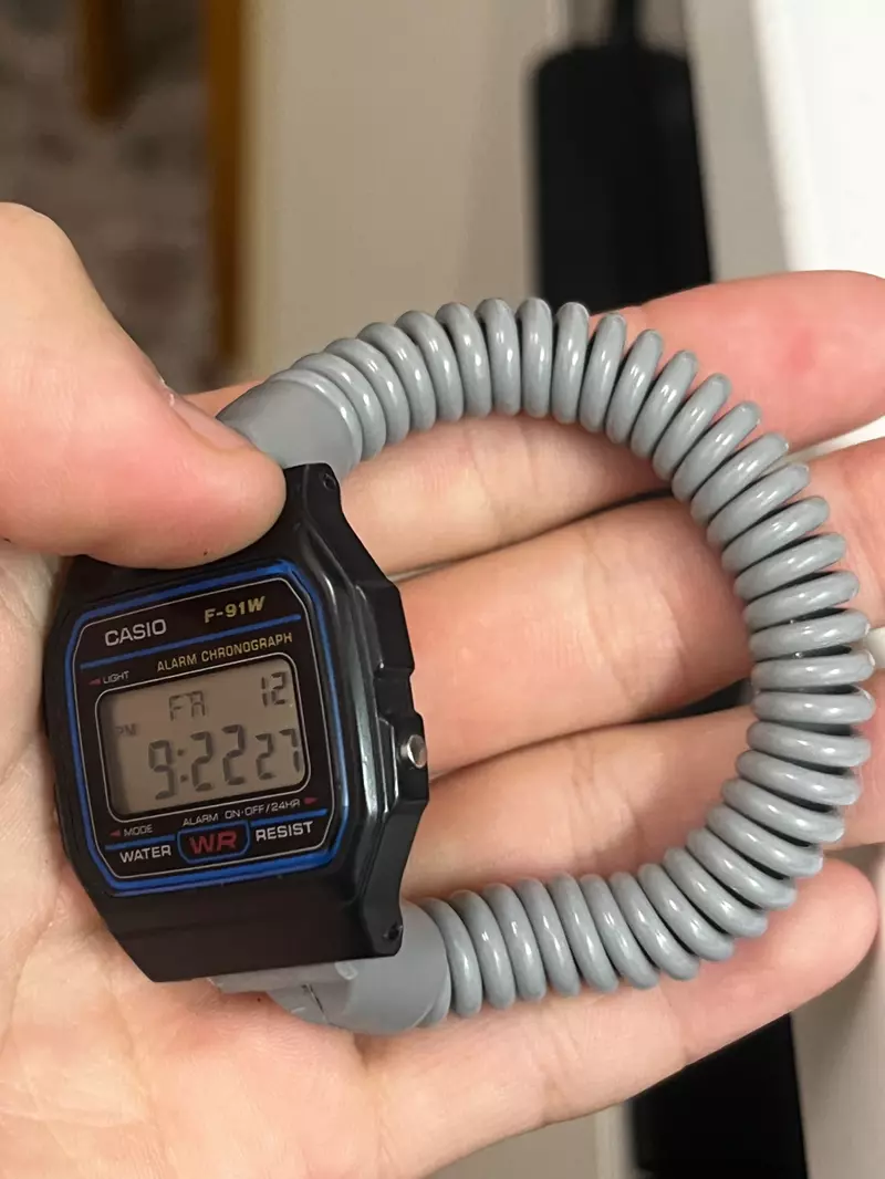 澡堂置物柜钥匙弹性橡胶圈的新妙用 就是网友拿来改装成手錶的錶带 澡堂置物柜钥匙弹性橡胶圈的新妙用 就是网友拿来改装成手錶的錶带