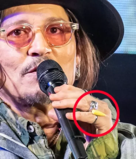 日本网友议论“德普的玉米戒指意外火爆网络”,没想到明星也会佩戴300日元的扭蛋玩具!连作者都直呼难以置信! - 奇趣星球报 - 奇趣星球报