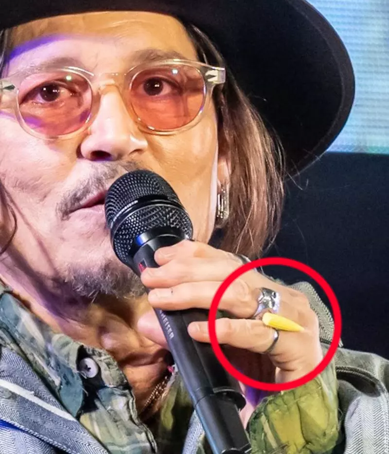 《强尼戴普》赴日配戴扭蛋玩具玉米戒指 爆红飙出十倍以上转卖价 《强尼戴普》赴日配戴扭蛋玩具玉米戒指 爆红飙出十倍以上转卖价