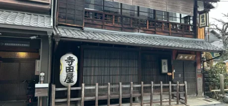 日本网友议论“京都知名历史遗址竟是假的”,寺田屋旅馆因坂本龙马遭遇刺杀而知名!没想到当地人却说如今的旅馆只是仿造的! - 奇趣星球报