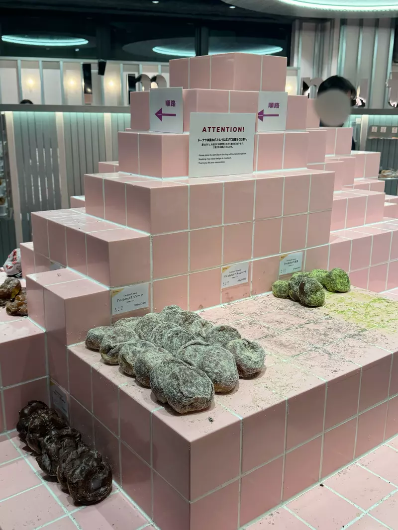 网友吐槽《这个甜甜圈陈列方式好奇怪》看起来像是发霉的厕所地板？