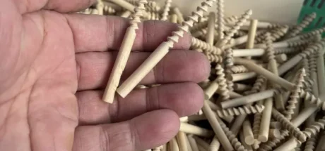 日本网友在旅途中偶然发现了一根螺纹小木棒!大家纷纷猜测其真实用途,由此也点燃了一场“脑洞大开的竞猜”! - 奇趣星球报