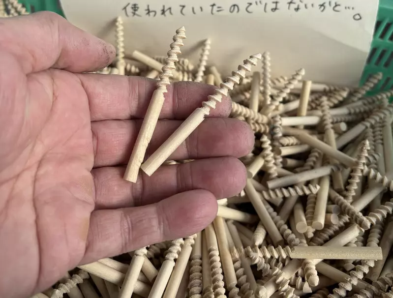 日本网友在旅途中偶然发现了一根螺纹小木棒!大家纷纷猜测其真实用途,由此也点燃了一场“脑洞大开的竞猜”! 日本网友在旅途中偶然发现了一根螺纹小木棒!大家纷纷猜测其真实用途,由此也点燃了一场“脑洞大开的竞猜”!