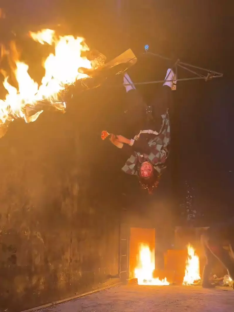 COSER挑战《史上最硬COSPLAY摄影》为了化身炭治郎豁出去了