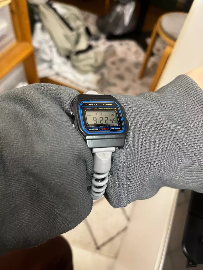 澡堂置物柜钥匙弹性橡胶圈的新妙用 就是网友拿来改装成手錶的錶带 澡堂置物柜钥匙弹性橡胶圈的新妙用 就是网友拿来改装成手錶的錶带