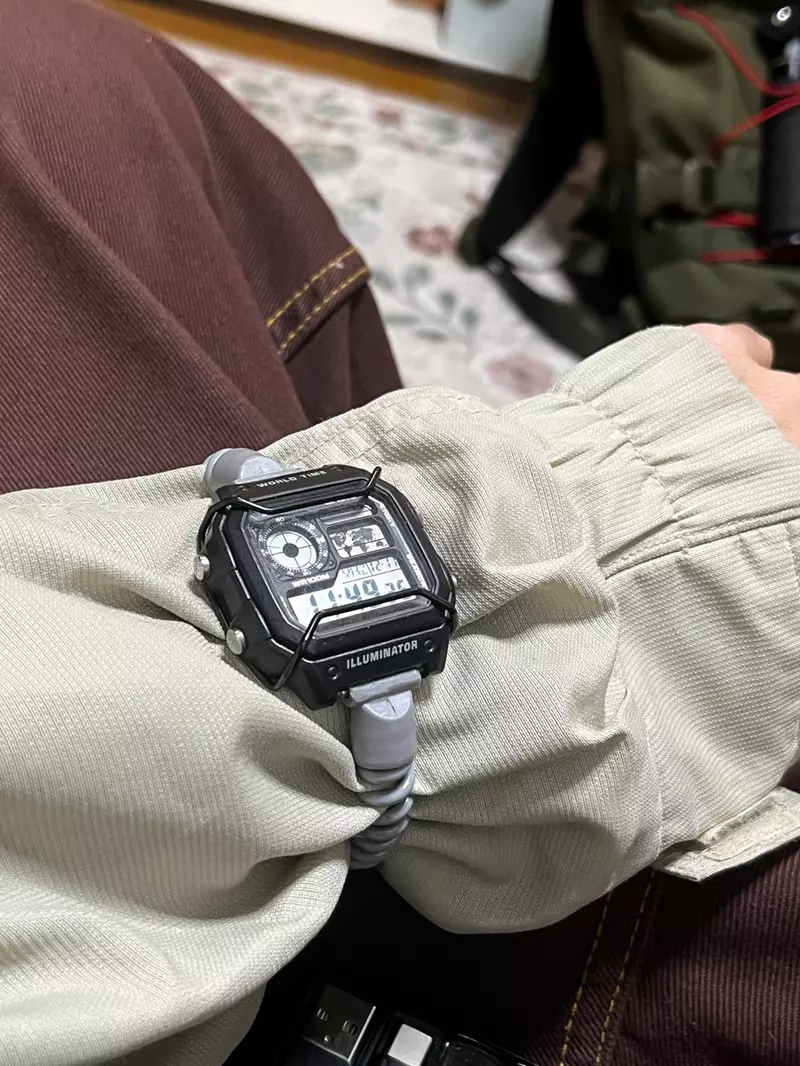 澡堂置物柜钥匙弹性橡胶圈的新妙用 就是网友拿来改装成手錶的錶带 澡堂置物柜钥匙弹性橡胶圈的新妙用 就是网友拿来改装成手錶的錶带