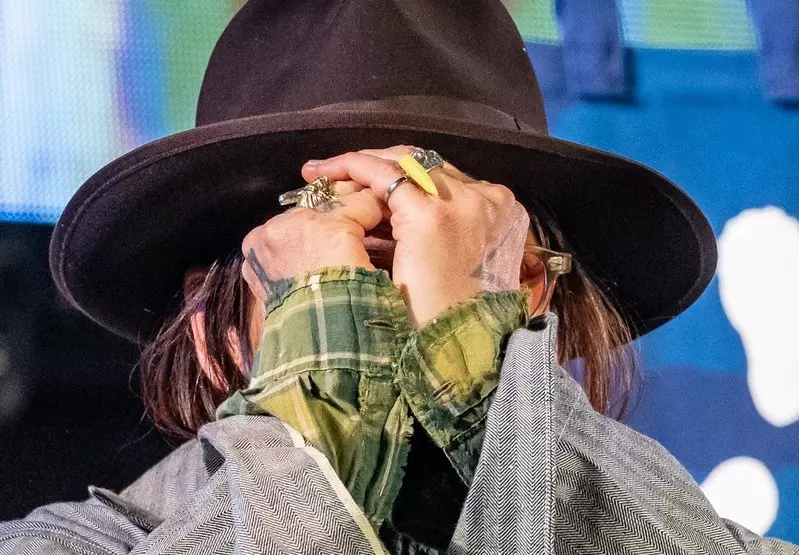 《强尼戴普》赴日配戴扭蛋玩具玉米戒指 爆红飙出十倍以上转卖价 《强尼戴普》赴日配戴扭蛋玩具玉米戒指 爆红飙出十倍以上转卖价