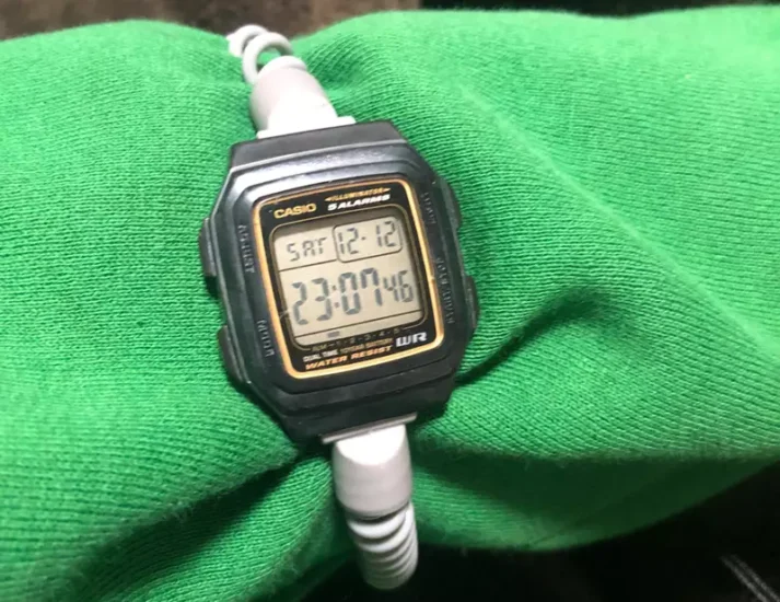 日本澡堂更衣柜钥匙“弹性橡胶圈”的新玩法!有网友脑洞大开将它改造成手表表带,真的是新奇又实用! - 奇趣星球报 - 奇趣星球报