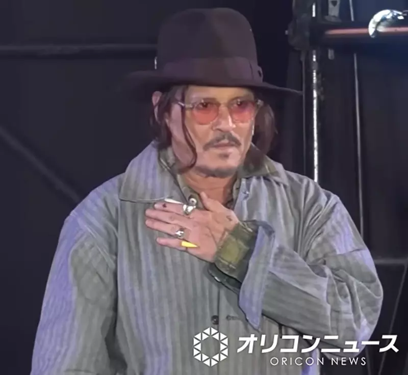 《强尼戴普》赴日配戴扭蛋玩具玉米戒指 爆红飙出十倍以上转卖价 《强尼戴普》赴日配戴扭蛋玩具玉米戒指 爆红飙出十倍以上转卖价