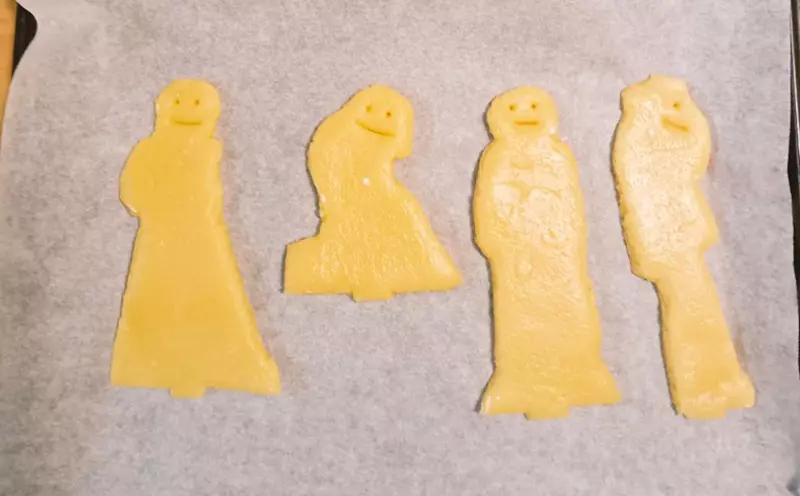 《压克力人形立牌》拆下来的压克力板有什么用?他异想天开拿去压饼干 《压克力人形立牌》拆下来的压克力板有什么用?他异想天开拿去压饼干