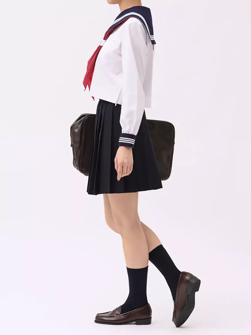 日本网友议论“男生超容易画错《制服裙子的正确位置》”，其实女生会穿得比肚脐还要高？