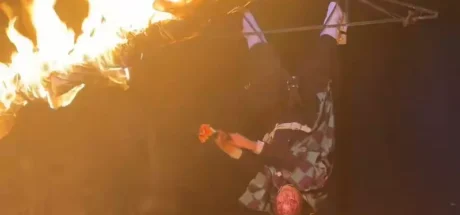 日本COSER挑战“硬核COSPLAY摄影”，为了化身炭治郎豁出去了！特意租了明火摄影棚，就为了在烈焰环绕的环境中再现角色！ - 奇趣星球报