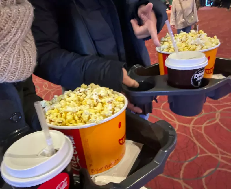 日本网友议论“看电影时究竟该买几份爆米花”,约会的时候应该一起吃一桶!还是一人一桶呢! 日本网友议论“看电影时究竟该买几份爆米花”,约会的时候应该一起吃一桶!还是一人一桶呢!