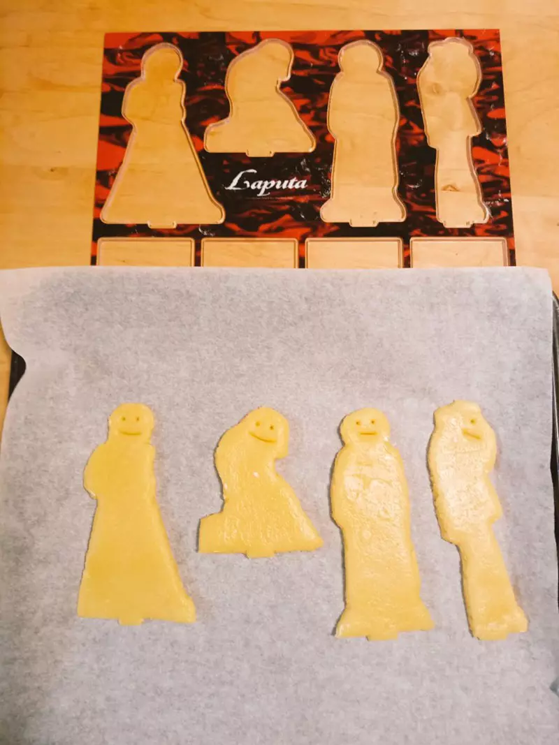 《压克力人形立牌》拆下来的压克力板有什么用?他异想天开拿去压饼干 《压克力人形立牌》拆下来的压克力板有什么用?他异想天开拿去压饼干