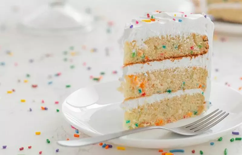 《吊挂在半空中的戚风蛋糕》为了展现蛋糕特有的蓬松感,听说这样放凉效果更好? 《吊挂在半空中的戚风蛋糕》为了展现蛋糕特有的蓬松感,听说这样放凉效果更好?