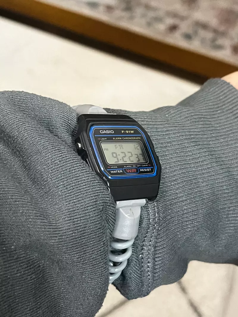 澡堂置物柜钥匙弹性橡胶圈的新妙用 就是网友拿来改装成手錶的錶带 澡堂置物柜钥匙弹性橡胶圈的新妙用 就是网友拿来改装成手錶的錶带