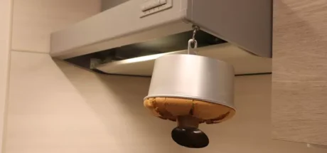 日本网友议论“吊挂在半空中的戚风蛋糕”,为了展现蛋糕特有的蓬松感!听说将蛋糕悬挂在油烟机下方,放凉效果更好! - 奇趣星球报