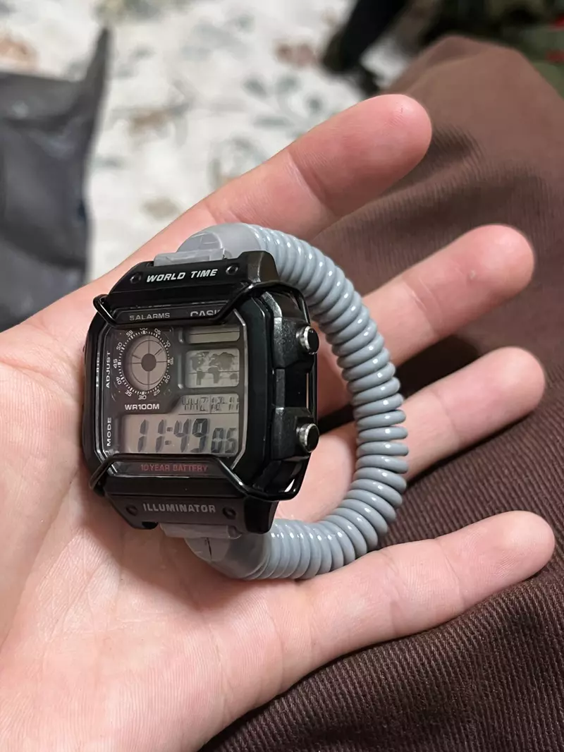 澡堂置物柜钥匙弹性橡胶圈的新妙用 就是网友拿来改装成手錶的錶带 澡堂置物柜钥匙弹性橡胶圈的新妙用 就是网友拿来改装成手錶的錶带