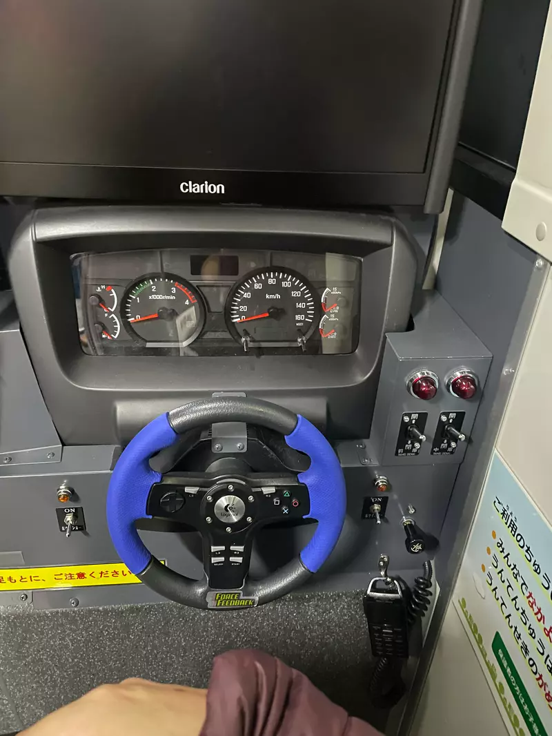 《儿童驾驶座》日本网友搭公车惊觉座位也有方向盘?这种设计好处多多 《儿童驾驶座》日本网友搭公车惊觉座位也有方向盘?这种设计好处多多