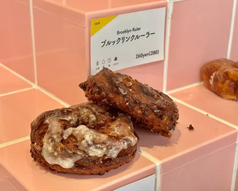 网友吐槽《这个甜甜圈陈列方式好奇怪》看起来像是发霉的厕所地板？