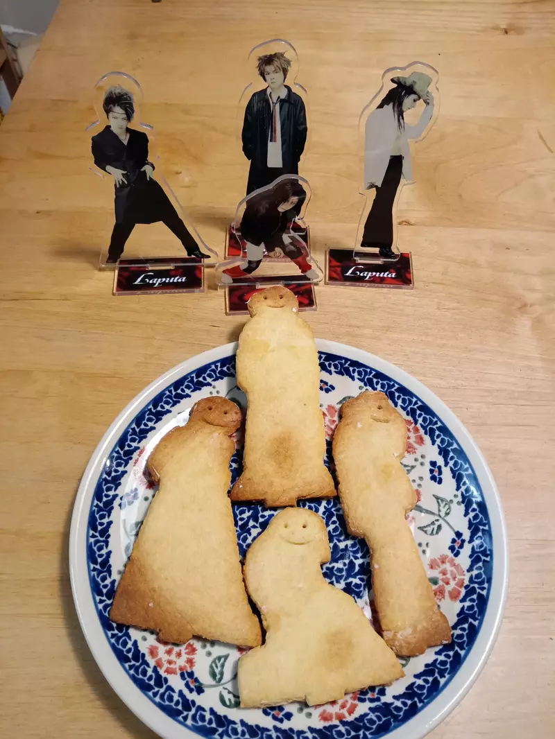 《压克力人形立牌》拆下来的压克力板有什么用?他异想天开拿去压饼干 《压克力人形立牌》拆下来的压克力板有什么用?他异想天开拿去压饼干