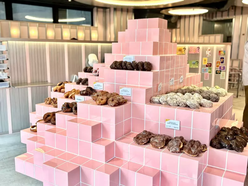 网友吐槽《这个甜甜圈陈列方式好奇怪》看起来像是发霉的厕所地板？