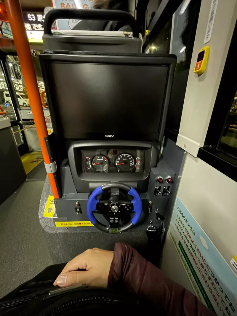 《儿童驾驶座》日本网友搭公车惊觉座位也有方向盘?这种设计好处多多 《儿童驾驶座》日本网友搭公车惊觉座位也有方向盘?这种设计好处多多