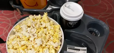 日本网友议论“看电影时究竟该买几份爆米花”,约会的时候应该一起吃一桶!还是一人一桶呢! - 奇趣星球报