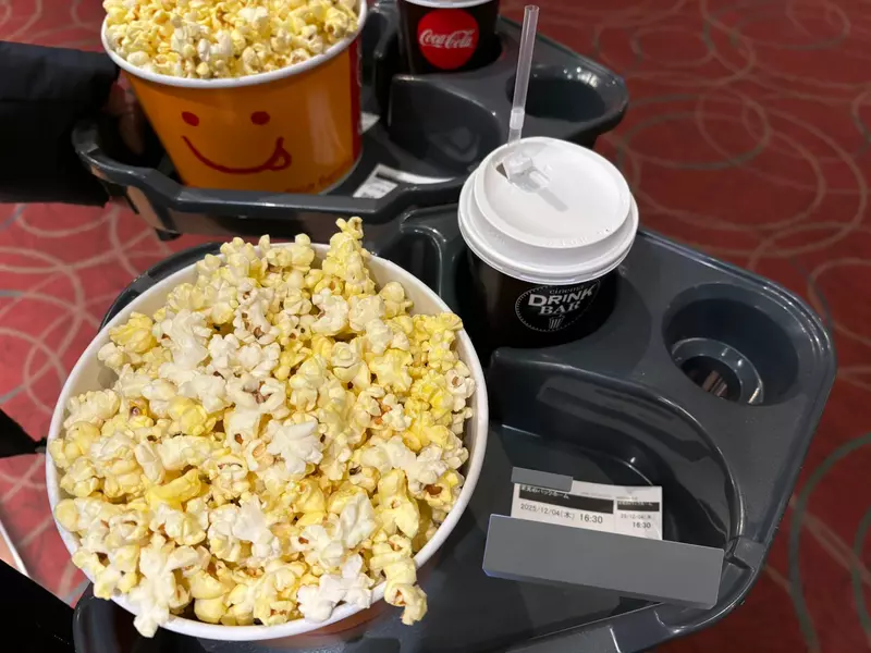 日本网友议论“看电影时究竟该买几份爆米花”,约会的时候应该一起吃一桶!还是一人一桶呢! 日本网友议论“看电影时究竟该买几份爆米花”,约会的时候应该一起吃一桶!还是一人一桶呢!