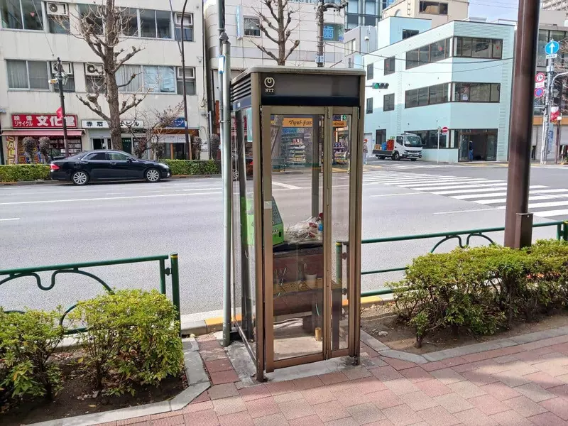 太火也是错？日本动漫《电锯人》蕾洁篇上映后电话亭彻底沦陷，献花成灾逼官方贴告示“求带走”！