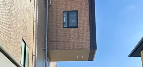 日本尾道惊现“反重力”悬空密室,像极了 Minecraft 的 Bug!网友神吐槽:是用来防御敌人的空中厕所吗? - 奇趣星球报