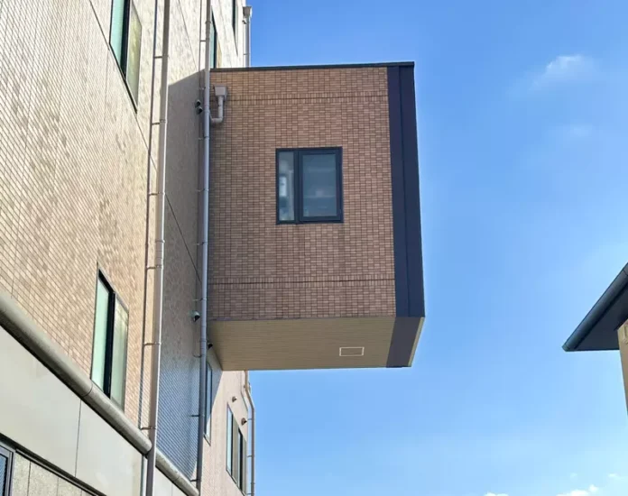 日本尾道惊现“反重力”悬空密室，像极了 Minecraft 的 Bug！网友神吐槽：是用来防御敌人的空中厕所吗？ - 奇趣星球报 - 奇趣星球报