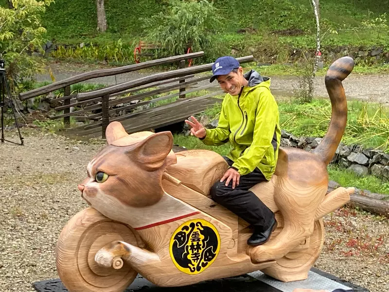 日本「猫寺」画风突变！400年古刹竟藏着一辆「木雕猫咪重机」，骑士狂喜！