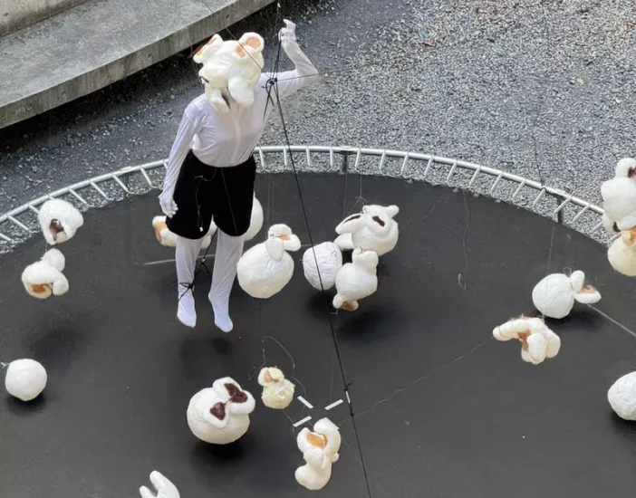 这脑洞绝了！日本大学生用弹跳床做「爆米花」，网友笑称：这就该去拿《超级变变变》满分！ - 奇趣星球报 - 奇趣星球报