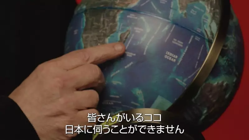 美国知名导演新片宣传搞事情！指着马达加斯加说是“日本”，网友笑翻：难道这是在致敬搞笑艺人！