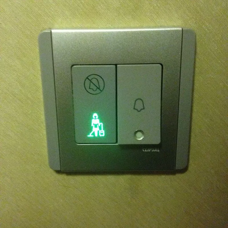 去日本旅游千万别乱按床头按钮！网友吐槽看不懂，没想到背后藏着酒店房间的保命功能！