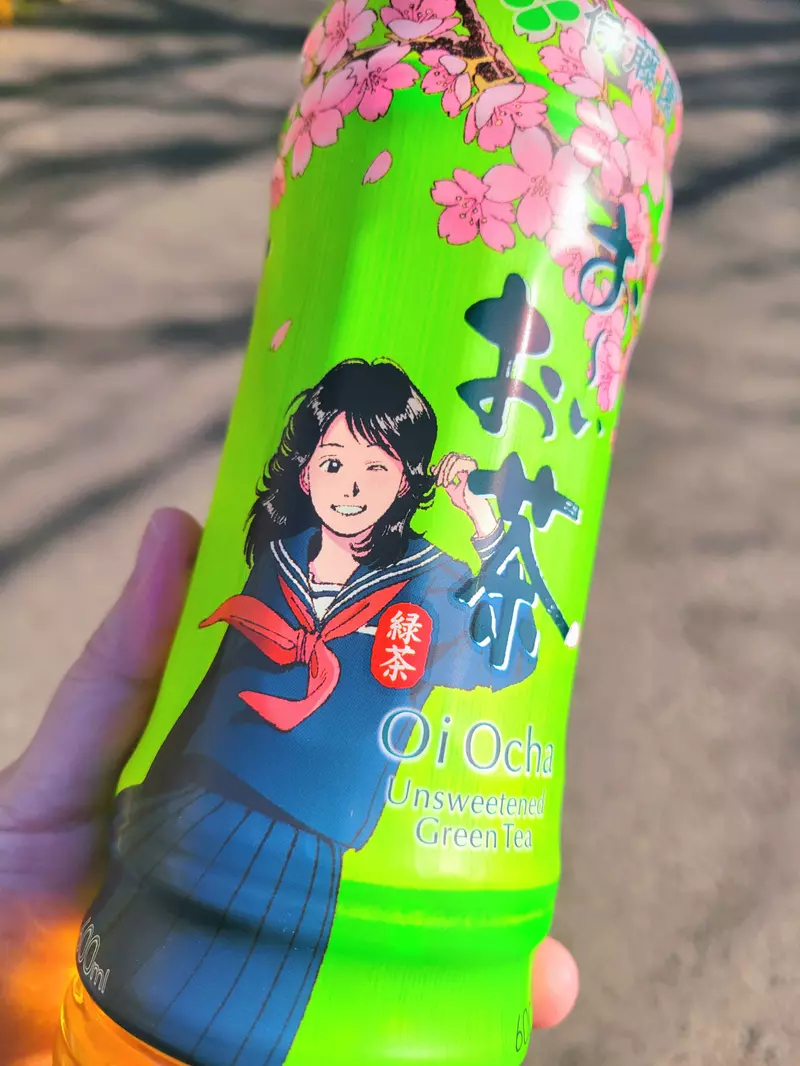 眼误还是巧合？日本饮料春季限定包装惊现“拔刀术”，原作画师本人都承认看错了！