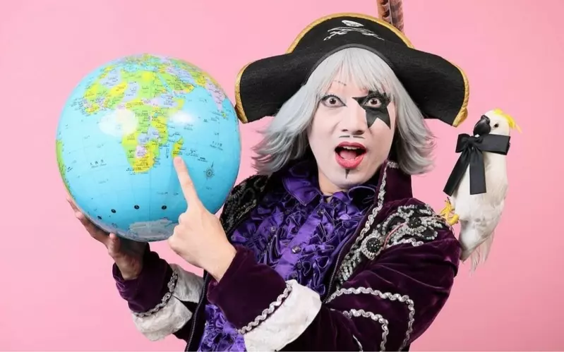 美国知名导演新片宣传搞事情！指着马达加斯加说是“日本”，网友笑翻：难道这是在致敬搞笑艺人！