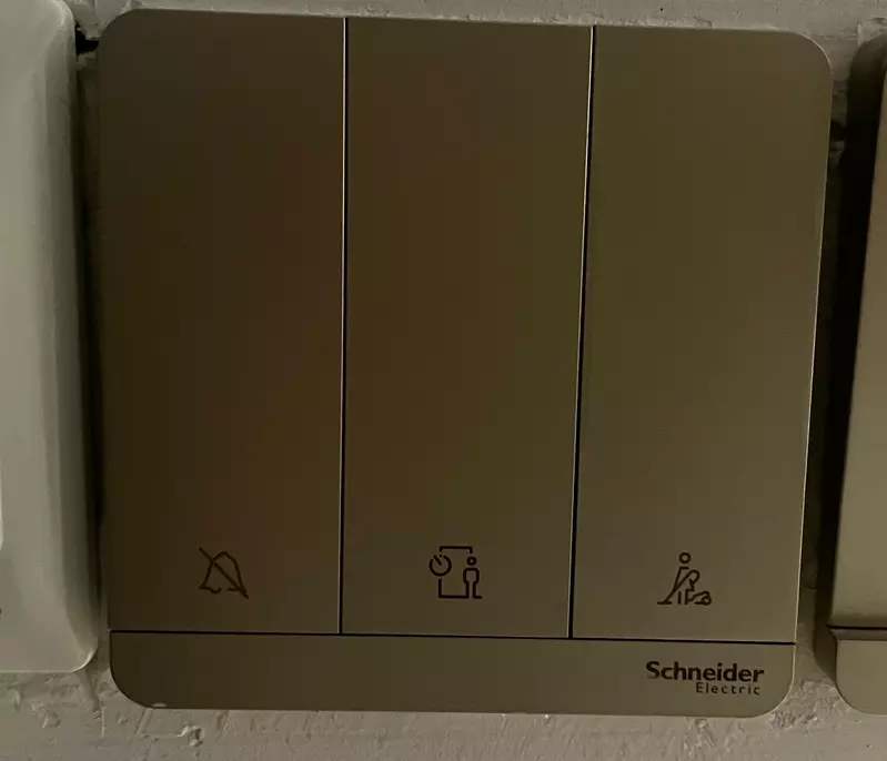 去日本旅游千万别乱按床头按钮！网友吐槽看不懂，没想到背后藏着酒店房间的保命功能！