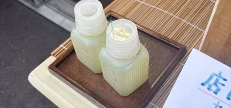 日本新宿街头惊现“古董级”铁路软塑料茶瓶！年轻人一脸懵圈，但却唤醒大叔昭和时代的味觉记忆！ - 奇趣星球报