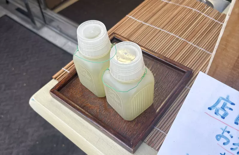 日本新宿街头惊现“古董级”铁路软塑料茶瓶！年轻人一脸懵圈，但却唤醒大叔昭和时代的味觉记忆！ - 奇趣星球报 - 奇趣星球报