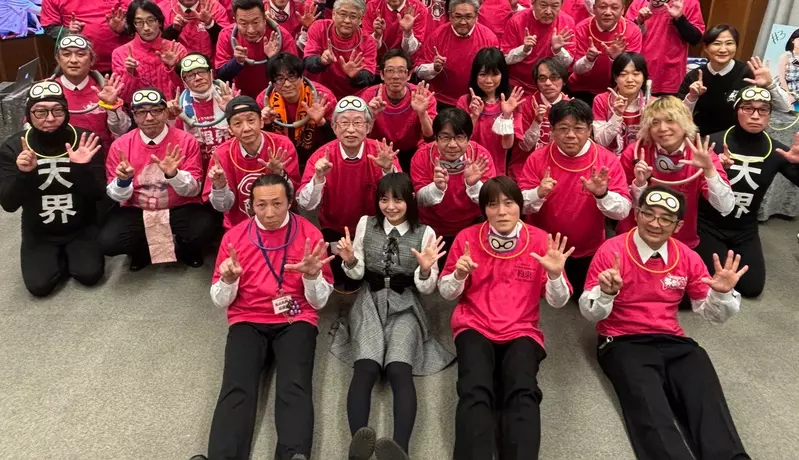 日本资深偶像迷的毕生荣耀！去世后偶像亲自主持葬礼，亲友穿粉色 T 恤笑着送别！ - 奇趣星球报 - 奇趣星球报