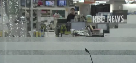 日本冲绳电视台惊现“空城计”！新闻直播全程无人，画面尬得网友脚趾扣地！ - 奇趣星球报