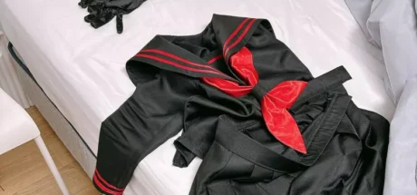 当日本Coser把衣服散落一地！这是什么糟糕的“事后现场”既视感？ - 奇趣星球报