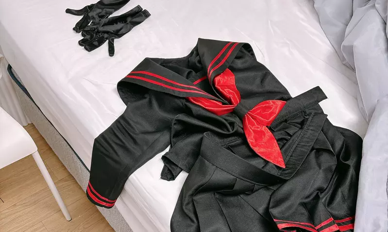 当日本Coser把衣服散落一地！这是什么糟糕的“事后现场”既视感？ - 奇趣星球报 - 奇趣星球报