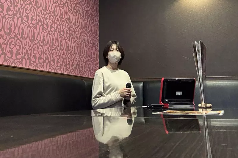 独自去KTV竟遇顶级社死！日本30岁女生被困几十人派对大包间，用AI找陪唱却惨遭无情排挤，画面太残忍让人笑喷！ - 奇趣星球报 - 奇趣星球报