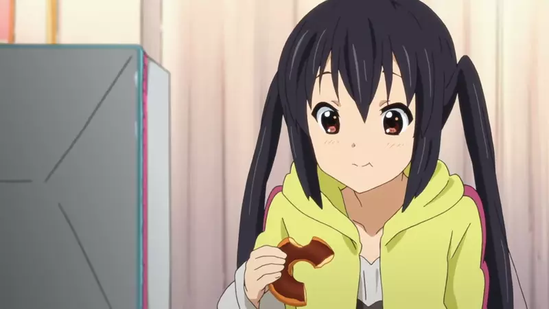 动漫圈千古奇冤？日本网友议论“《K-ON!》中梓喵诡异的吃甜甜圈梗图”，竟让她背负十几年“邋遢”骂名！ - 奇趣星球报 - 奇趣星球报
