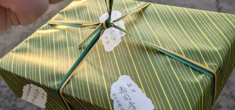 日本网友议论“动漫里常带回家的神秘盒子究竟是什么”！知名作家因迟到意外获同款外带寿司，彻底解开童年之谜！ - 奇趣星球报