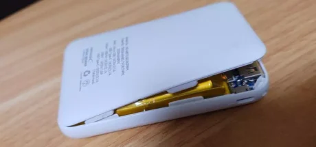 日本网友议论“学校太奇葩”,把充电宝当毕业礼物!结果集体鼓包变“炸弹”,许多人吐槽这还能叫纪念品? - 奇趣星球报